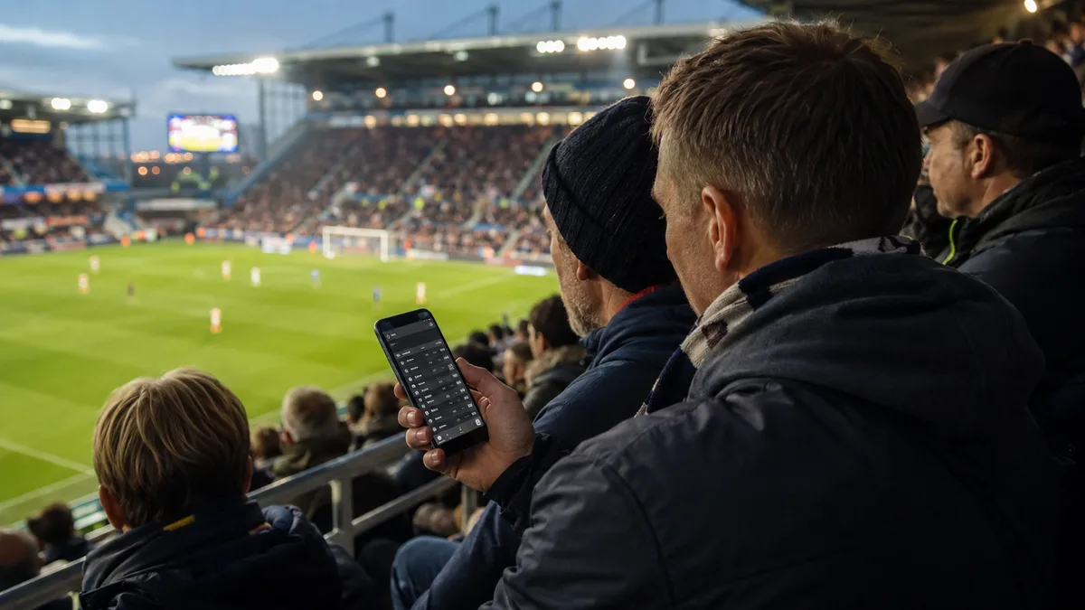 Fotbollssupportrar följer en matchdag i Allsvenskan från läktaren.